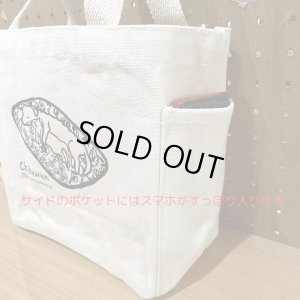 両サイドに同じ大きさのポケット